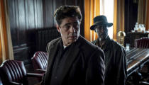 En esta imagen difundida por Warner Bros. Pictures, Benicio del Toro, en el centro, y Don Cheadle en una escena de "No Sudden Move". (Claudette Barius/Warner Bros. Pictures vía AP)