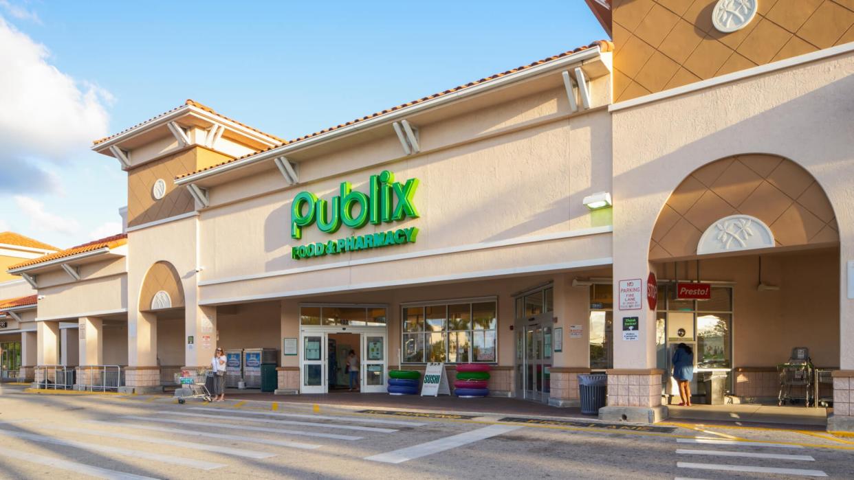 DANIA BEACH, FL, USA - APRIL 17, 2019: Stock photos of Dania Beach RK Shopping Plaza and Publix Supermarket anchor tenant shot - Image.