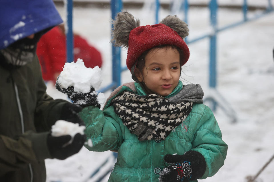 Las fotos tiernas de la frontera de Polonia: niños jugando con la nieve