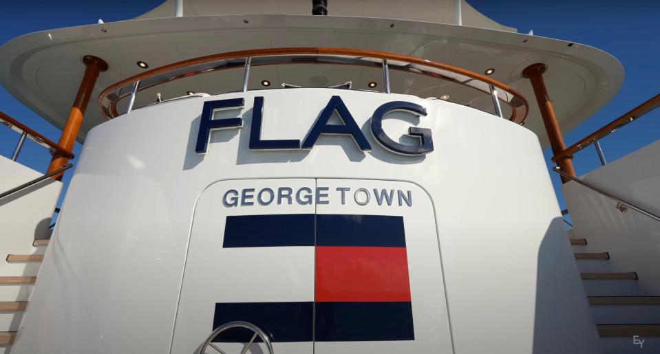 Flag sign on the yacht