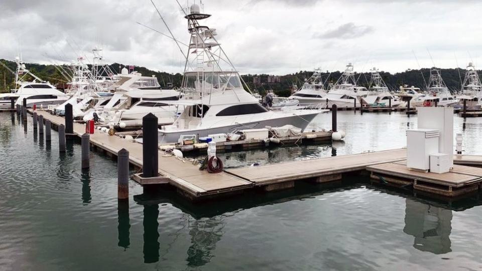 Barcos en muelle cercano a playa Herradura