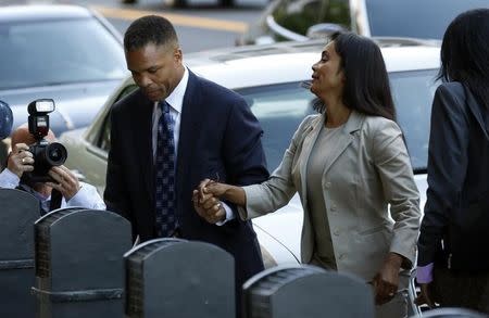 Jesse Jackson Jr. and his wife Sandi arrive in court for their sentencing hearing in Washington, August 14, 2013. REUTERS/Kevin Lamarque