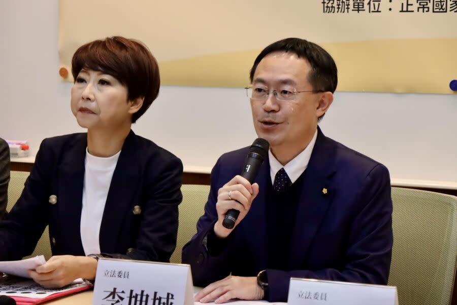 圖／立委李坤城說，行政院長陳建仁和內政部長林右昌也認同提出專法的方向，期待院版的法案能在專法，520之前可以送到立法院審查。（正國會提供）