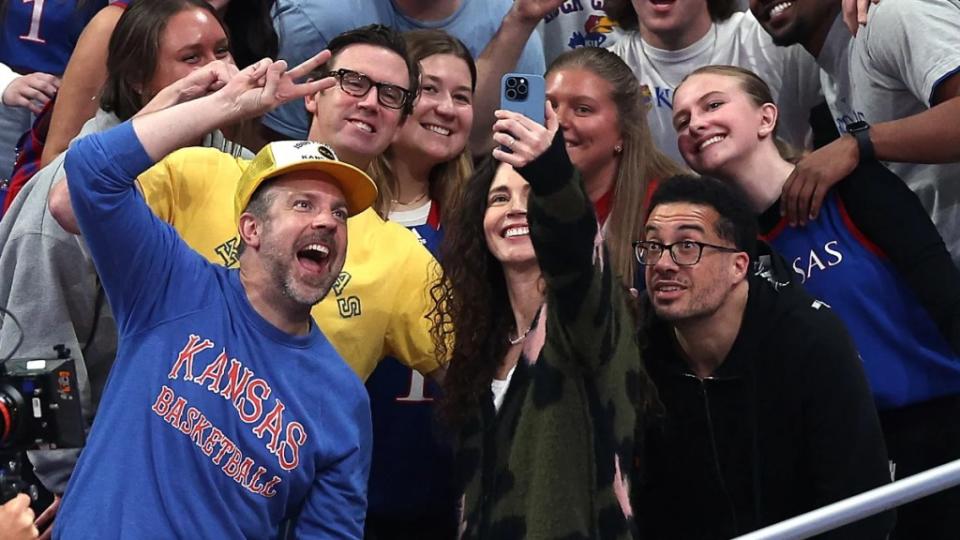 “Ted Lasso” star Jason Sudeikis supports the Kansas Jayhawks at a basketball game (Getty Images)