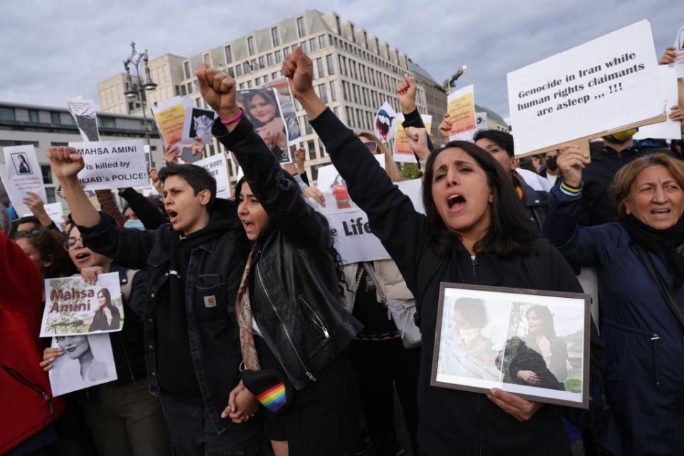 Tausende Iranerinnen und Iraner gingen in Berlin auf die Straße, um für mehr Freiheit und Frauenrechte in ihrer Heimat zu demonstrieren. - Copyright: Getty/Sean Gallup/Staff