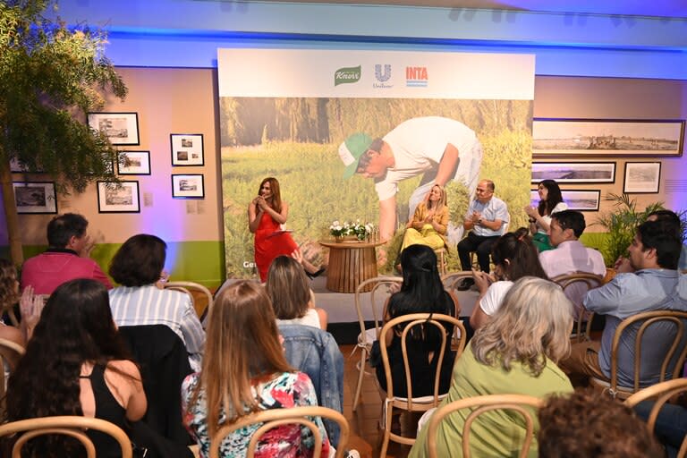 Durante la charla se habló del trabajo que hace la firma en la planta de Mendoza donde se producen los alimentos disecados que van en los sobrecitos y caldos