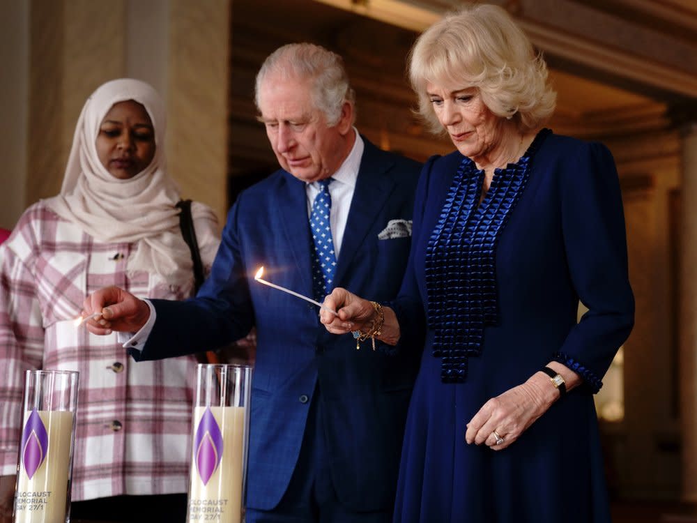 König Charles III. und Camilla zünden im Buckingham-Palast Kerzen für die Holocaust-Opfer an. (Bild: Victoria Jones - WPA Pool/Getty Images)