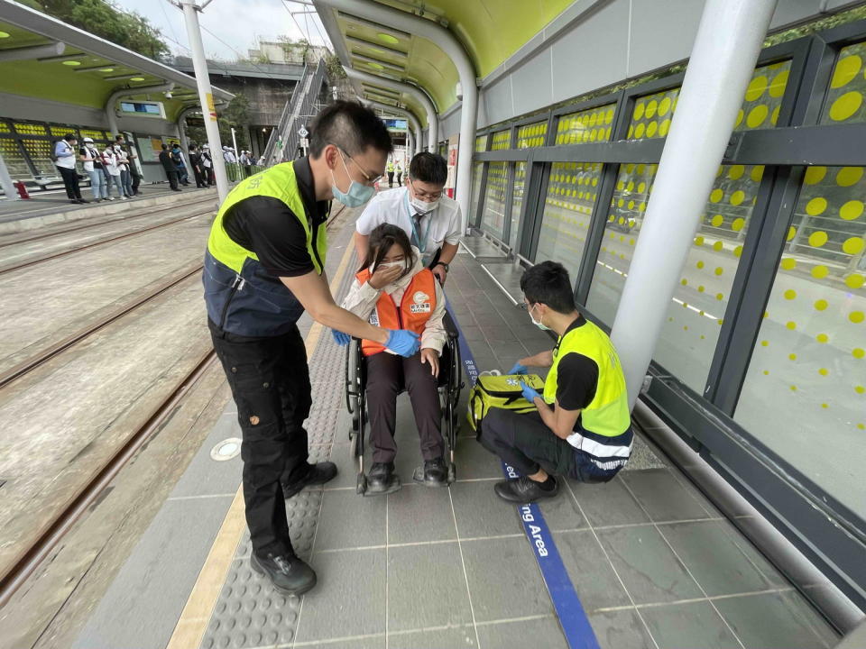 模擬演練緊急救護照片。   圖：新北市捷運局提供