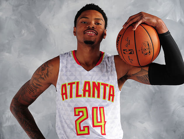 Kent Bazemore makes the right call. (Getty Images)