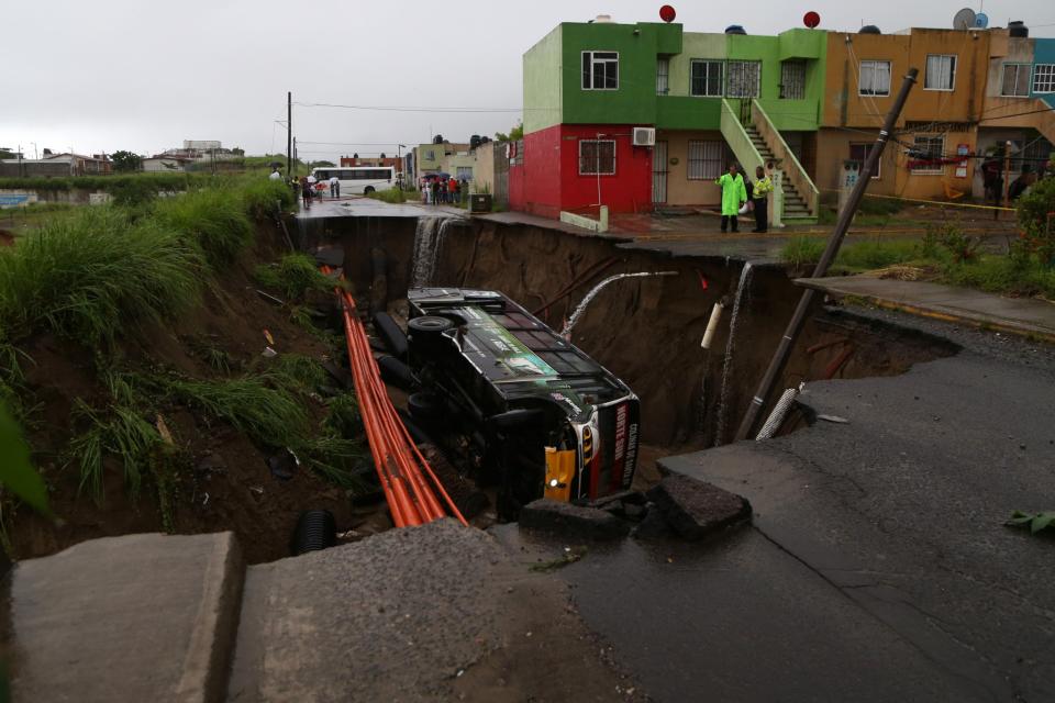 FOTOS: el piso devora un camión tras lluvias en México