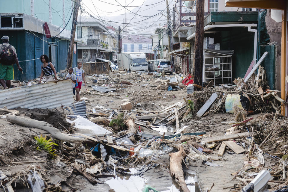 Daños provocados por el huracán Irma en Roseau, capital de la isla de Dominica. (AFP Photo/Lionel CHAMOISEAU)