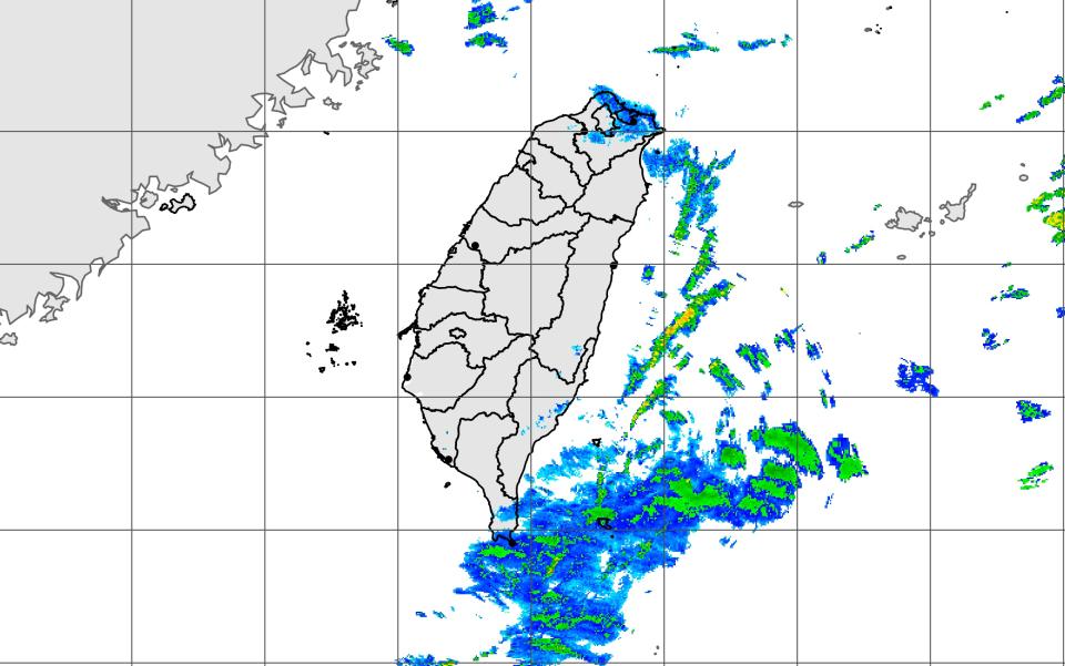 今天仍受華南雲雨區東移影響，但水氣稍稍減少，北部、東半部地區及中南部山區仍有短暫陣雨，中南部平地的降雨機率逐漸降低。（圖：氣象局網站）