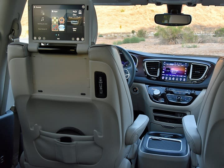 2017 Chrysler Pacifica rear-seat entertainment system photo