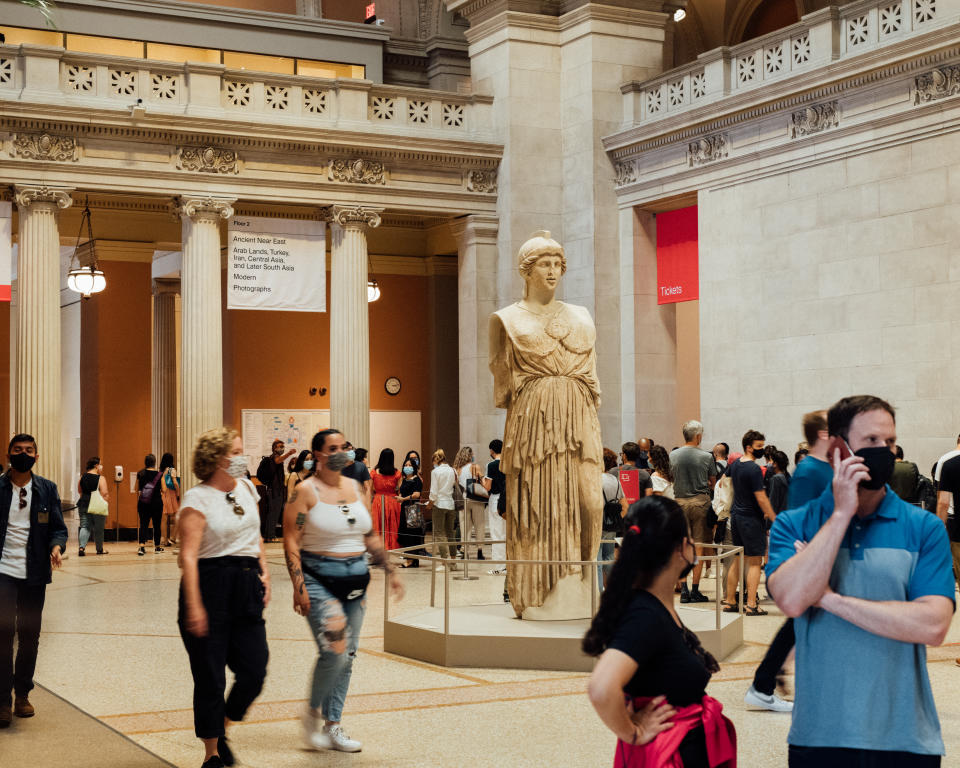 Visitantes con cubrebocas en el Museo Metropolitano de Arte en Manhattan, el sábado 10 de julio de 2021. (George Etheredge/The New York Times)