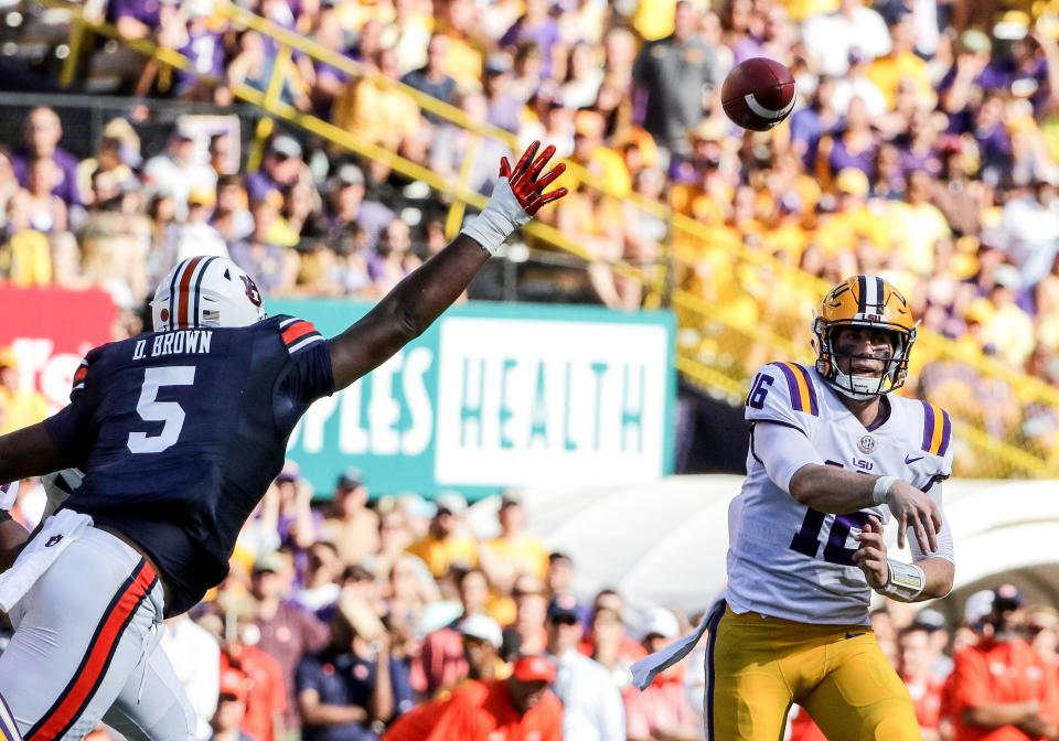 Danny Etling playing QB at LSU in 2017.