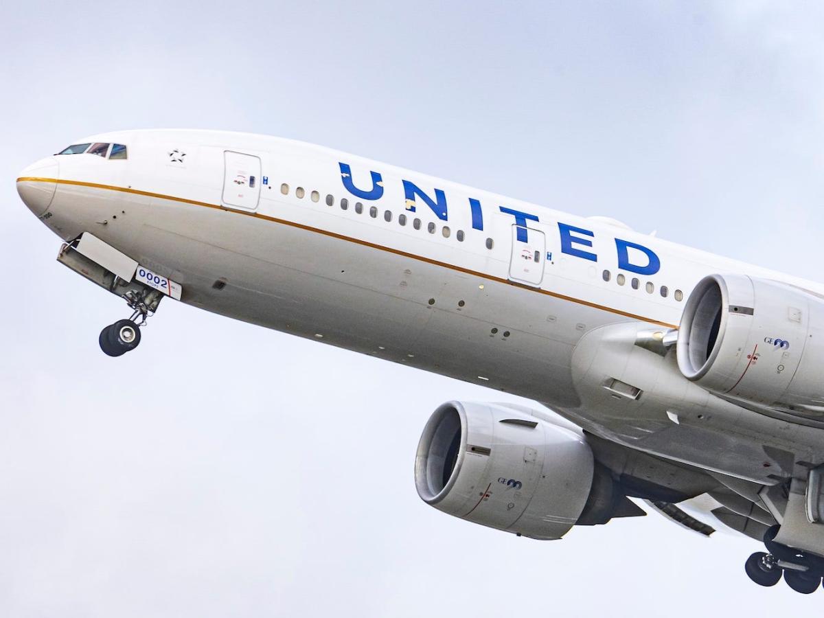 Pada tahun 1990, Tom Stoker membeli tiket seumur hidup dari United Airlines seharga $290.000.  Dia mencatat 23 juta mil sejak saat itu dan menyebut pembelian itu sebagai “investasi terbaik” dalam hidupnya.