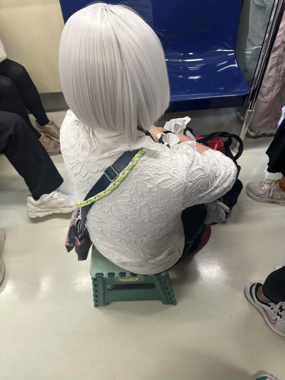 有位白髮女自備折疊板凳坐在博愛座前，讓原po感到有些疑惑。（翻攝自爆料公社(官方粉專專屬)）