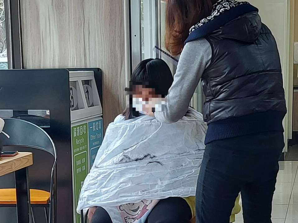 原PO譴責女子在超商理髮行徑。（圖／翻攝自爆料公社臉書）