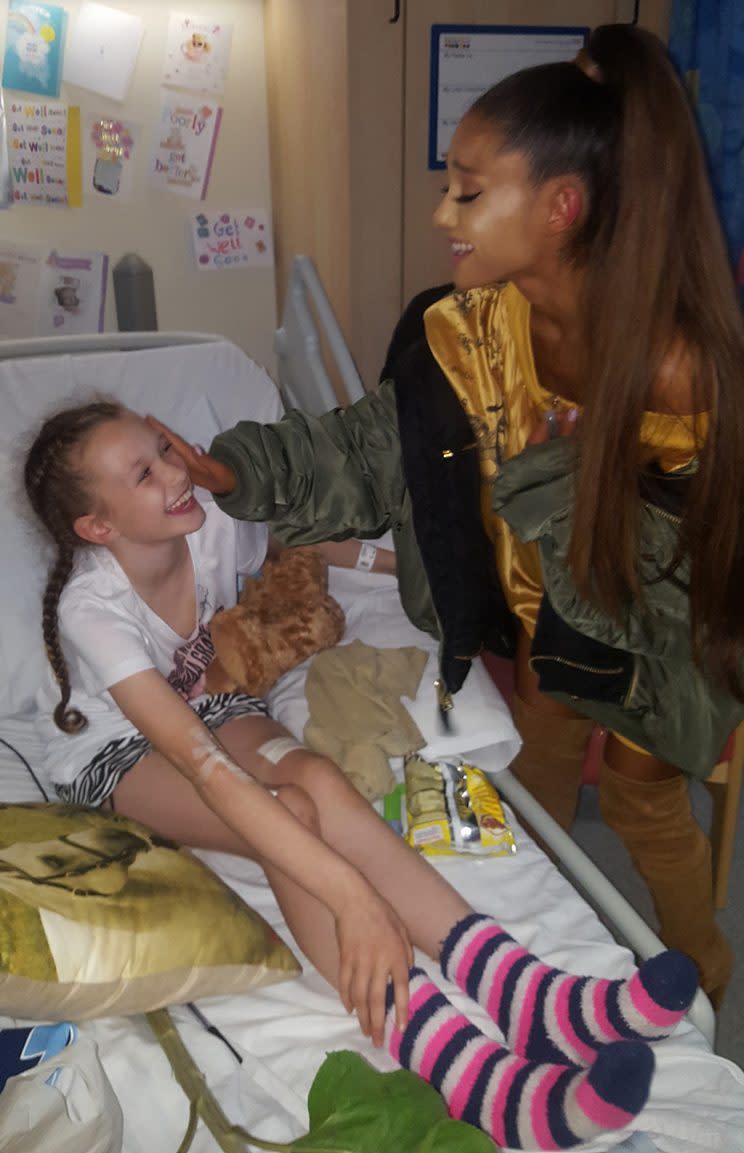 Ariana Grande visits a patient recovering from the Manchester attack. (Photo: Peter Mann via Facebook)