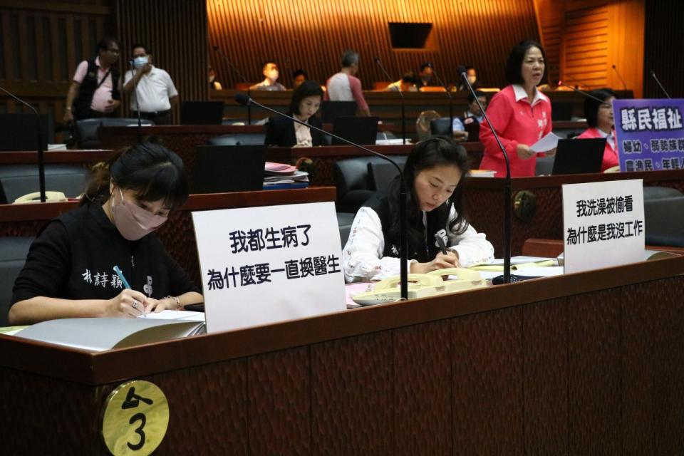 宜蘭議會兩位綠營民代立標語聲援女消防員。翻攝林佩螢臉書