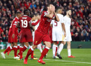 <p>Après un nouveau corner en faveur de Liverpool, le défenseur croate est monté au deuxième poteau pour mettre une tête, arrêtée par le gardien de la Roma qui a mal vécu cette première période. (Photo : Reuters) </p>