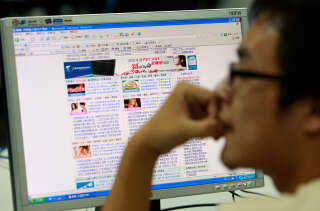 Un Chinois devant un site web en septembre 2007.. PHOTO TEH ENG KOON/AFP