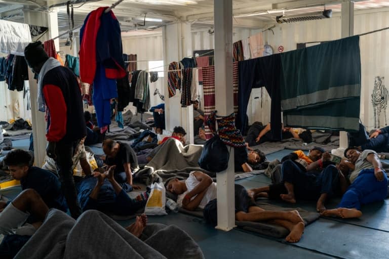 Des migrants à bord de l'Ocean Viking, navire de l'ONG 