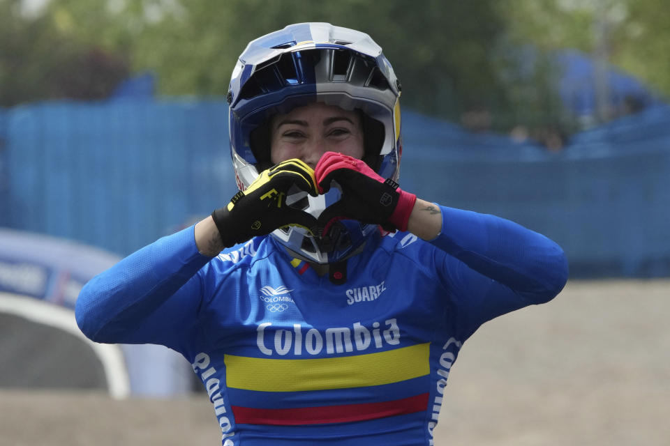 La colombiana Mariana Pajón celebra tras ganar el BMX femenino de los Juegos Panamericanos en Santiago, Chile, el domingo 22 de octubre de 2023. (AP Foto/Dolores Ochoa)