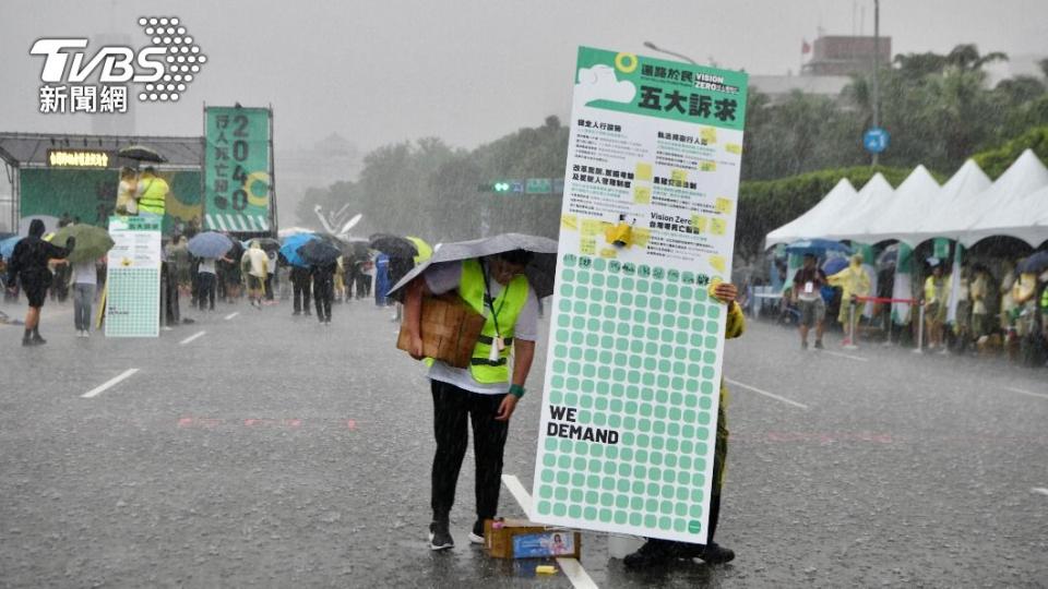 在凱道舉辦的還路於民大遊行受到大雨影響。（圖／胡瑞麒攝）