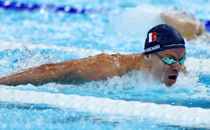 Foto del francés Leon Marchand en la final de los 200 mts mariposa