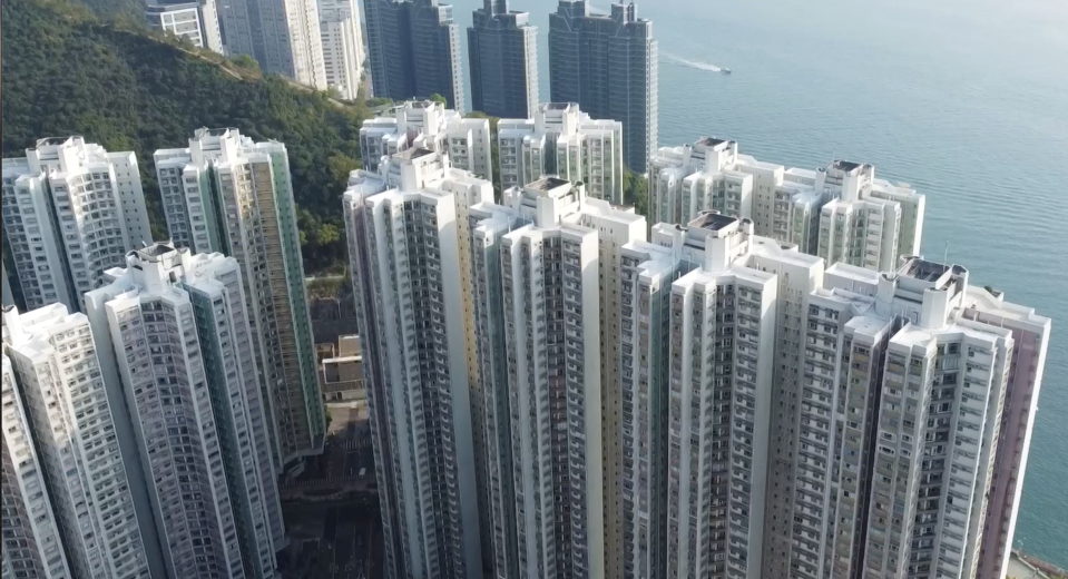 坐落鴨脷洲的海怡半島，三面環海，為十大屋苑當中，有較多海景單位的屋苑之一。