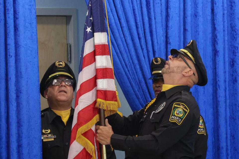 El sargento Miguel Irizarry  (izquierda) mantiene la vista en la bandera mientras la agente Daretha Hall (centro), se alinea y el agente Edouard Rodríguez hace algunos ajustes finales mientras se preparan para la Presentación de la Bandera. En Memorial Day, el 29 de mayo de 2023, la ciudad de Miami Gardens organizó el Desayuno del Memoria Day en honor del sargento La David T. Johnson. El evento rinde homenaje a uno de los soldados de Miami Gardens que perdió la vida en una emboscada en Níger. Carl Juste cjuste@miamiherald.com