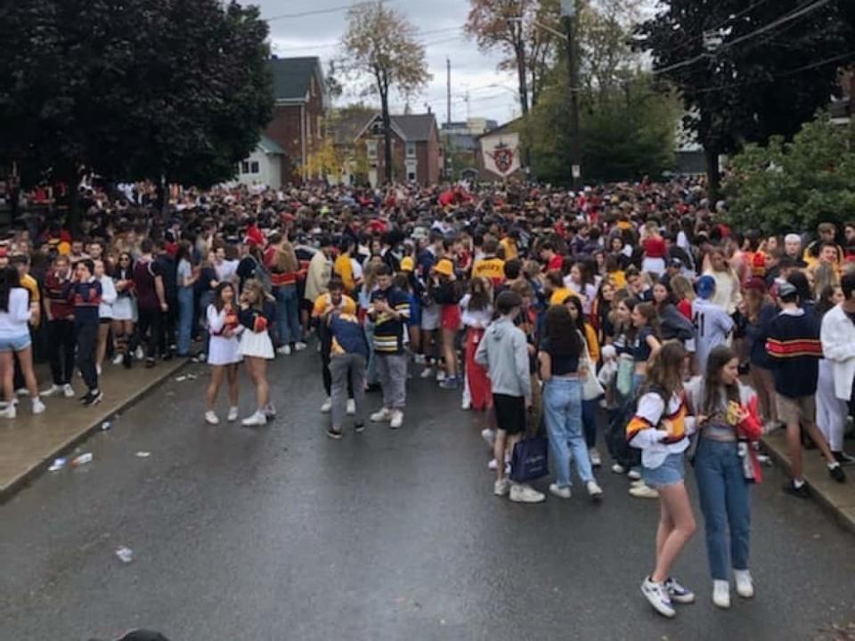 Despite stark warnings not to gather for Queen's University homecoming last weekend, police estimated around 8,000 gathered at one point on a street in the university district Saturday, Oct. 16. This Saturday afternoon, police estimated around 3,000 people had gathered in the same area for the second weekend in a row. (Kingston police - image credit)