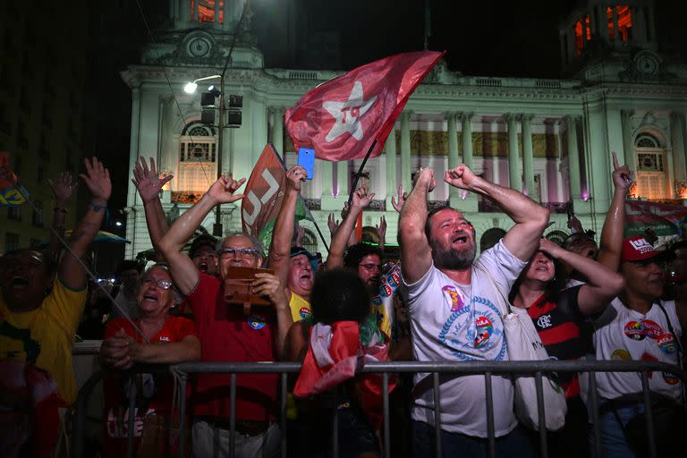 

Simpatizantes de Luiz Inácio Lula da Silva festejan los resultados de la segunda vuelta de las elecciones presidenciales en Río de Janeiro, Brasil, el 30 de octubre de 2022 
