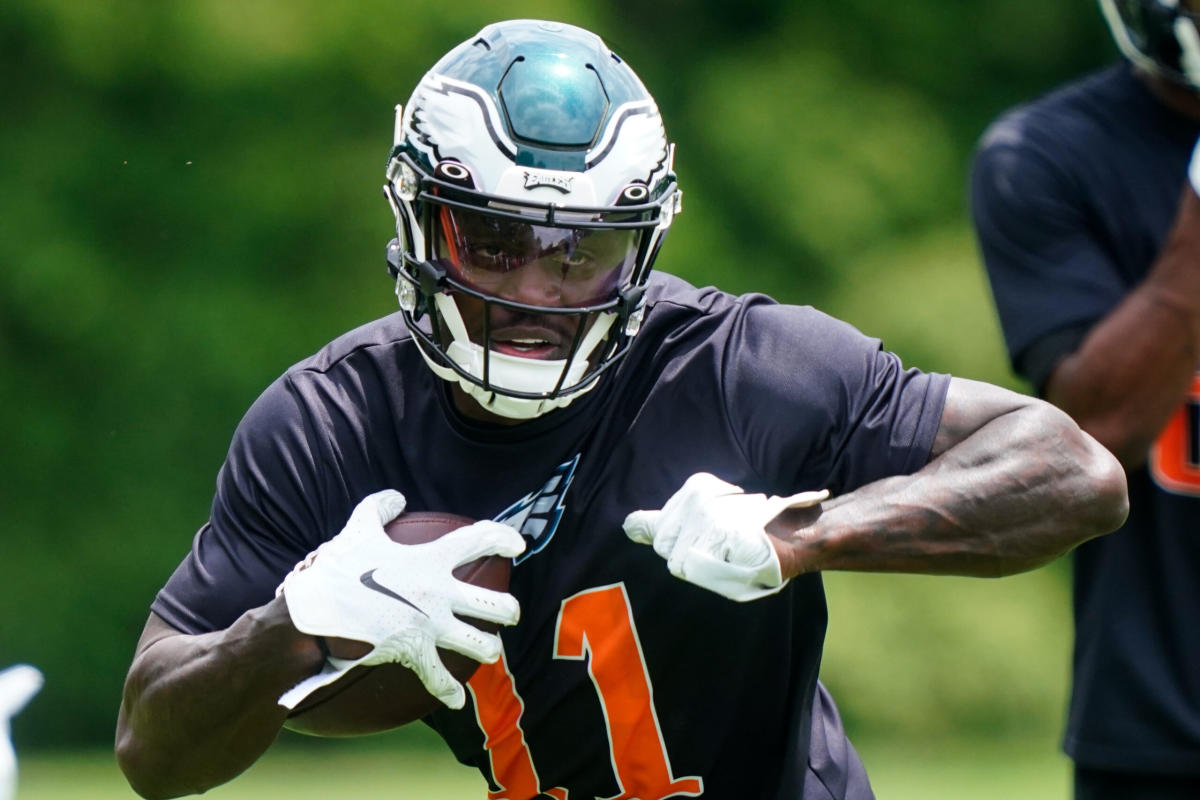 Watch: A.J. Brown purchases his jersey for an entire store of fans at Eagles'  Pro Shop