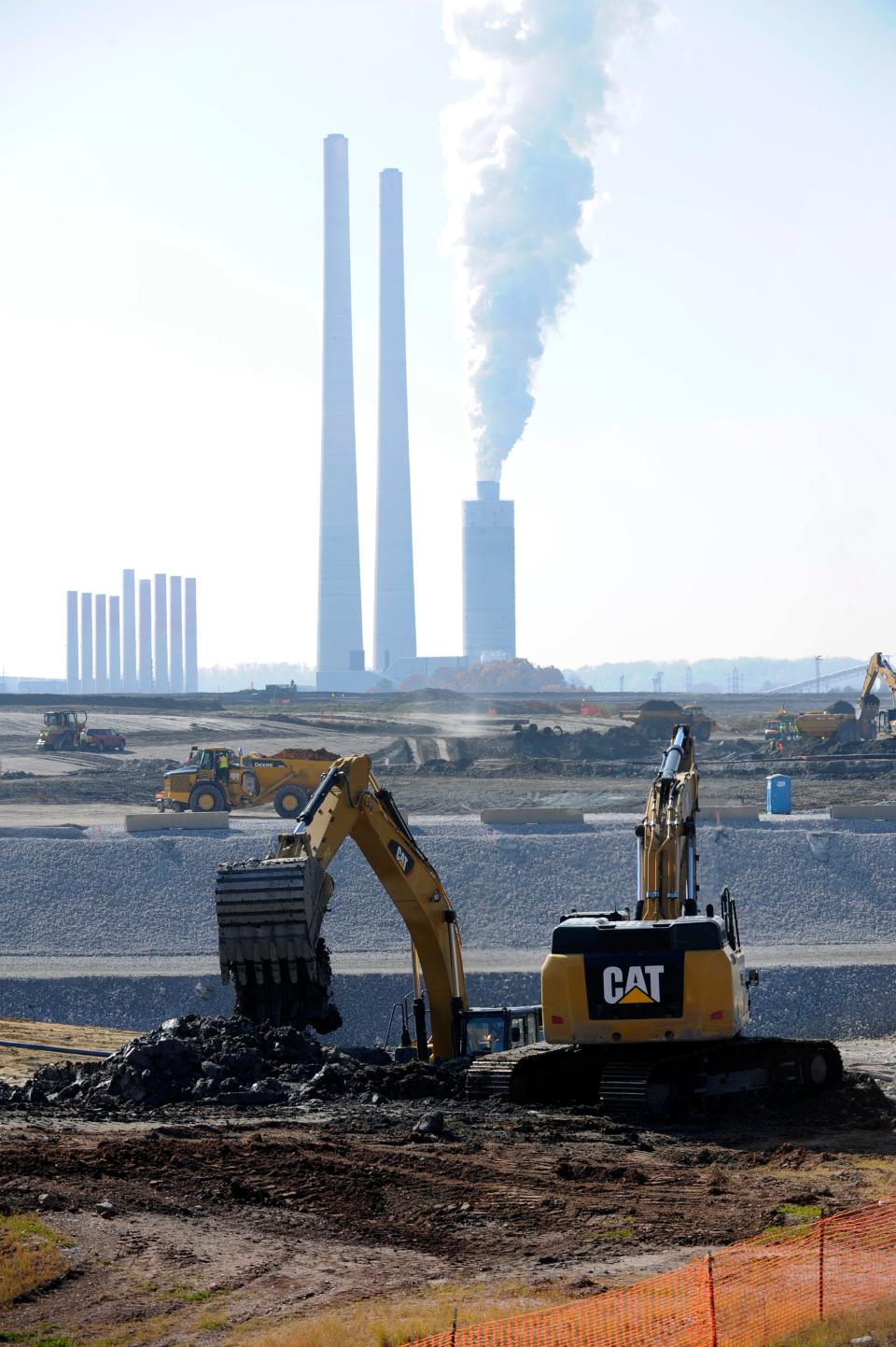 Tennessee Valley Authority contract workers remove coal ash from the edge of the Emory River next to the Kingston Fossil Plant on Nov. 8, 2012, as part of the cleanup from the December 2008 spill.
(NEWS SENTINEL ARCHIVES)