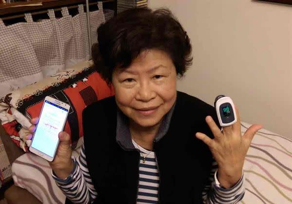 郭博昭所長的母親(如圖)利用血氧計及手機，透過雲端親自實測睡眠情況。(圖片提供／台北醫學大學)