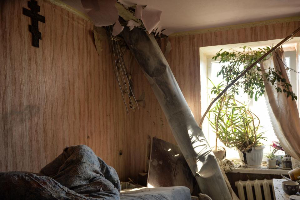 The body of a rocket stuck in a flat after recent shelling on the northern outskirts of Kharkiv on February 24, 2022. - Russian President Vladimir Putin launched a full-scale invasion of Ukraine on Thursday, forcing residents to flee for their lives and leaving at least 40 Ukrainian soldiers and 10 civilians dead.