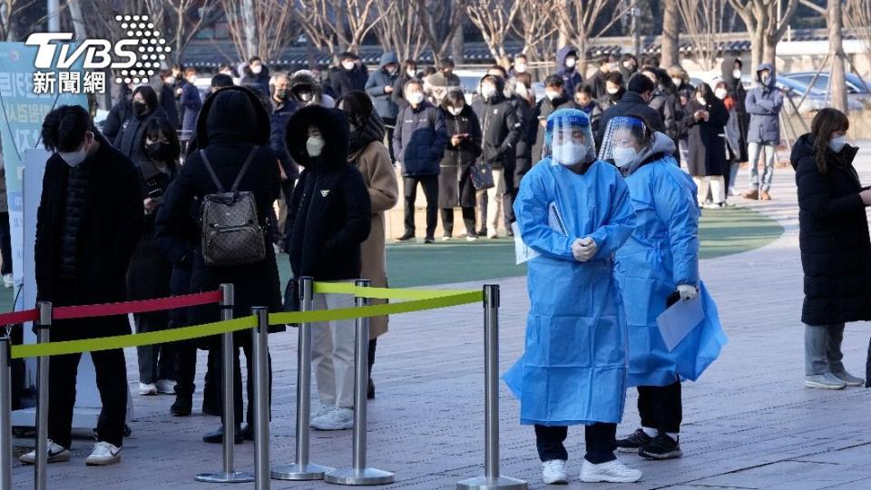 南韓疫情持續延燒，今天確診案例較昨天增加超過3萬人。（圖／達志影像美聯社）