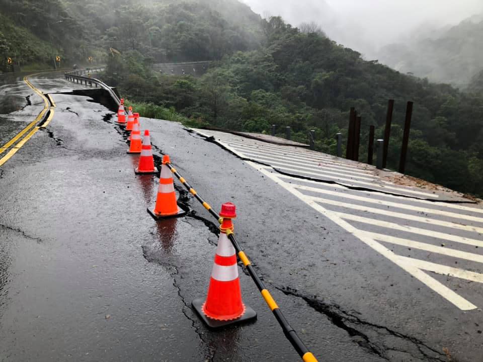 金山往台北方向道路路面龜裂坍方，無法通行。（取自新北交通族臉書粉專）