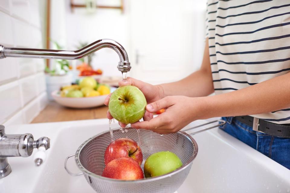 Weiteres Obst und Gemüse kann aus anderen Gründen wohlschmeckender werden, wenn Natron ins Spiel kommt: Wird es beim Abwaschen von Äpfeln beispielsweise als zusätzliches Reinigungsmittel verwendet, lassen sich Rückstände effektiv und unbedenklich von der Schale entfernen. (Bild: iStock/gpointstudio)