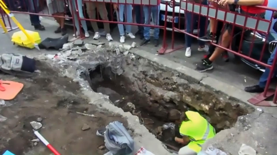 Researchers at the excavation site (CEN)