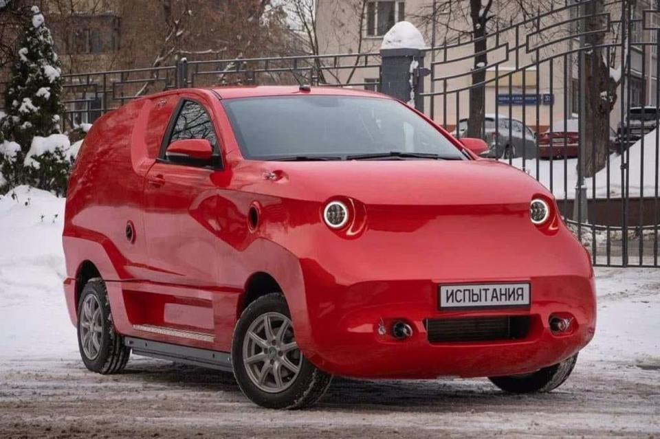 莫斯科理工大學推出的新款電動車「Amber」，外型遭無情吐槽。（翻攝自X@PaulGheorghita7）
