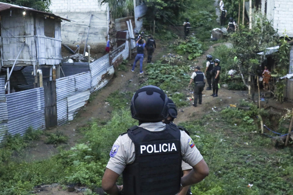 La policía ejecuta un operativo en busca de armas y drogas con el fin de combatir a grupos criminales y extorsionadores, el jueves 4 de abril de 2024, en el barrio de Nueva Guayaquil, en Guayaquil, Ecuador. (AP Foto/César Muñoz)