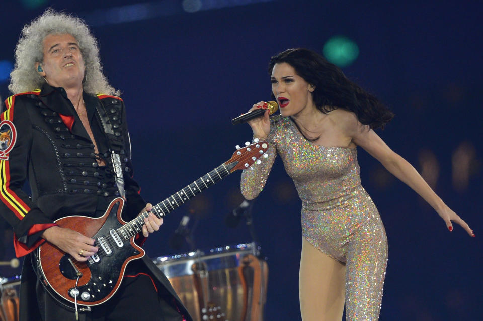 Brian May  du groupe Queen et Jesse J lors de la cérémonie de clôture des J.O. de Londres le 12 août 2012 - AFP PHOTO / LEON NEAL