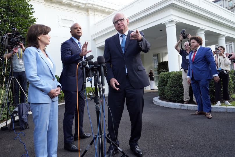 Tim Walz, Gouverneur von Minnesota mit Reportern  nach ihrem Treffen mit Präsident Joe Biden im Weißen Haus in Washington, Mittwoch, 3. Juli, 2024.