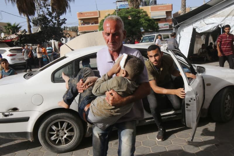 An injured Palestinian boy arrives at Al-Aqsa Hospital to receive treatment following an Israeli attack. Omar Ashtawy/APA Images via ZUMA Press Wire/dpa