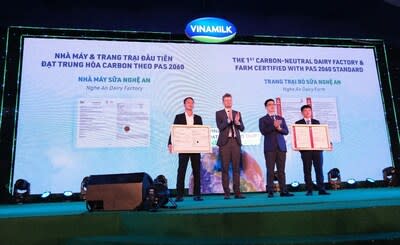 越南首家獲得碳中和認證的乳制品公司 (PRNewsfoto/Vinamilk)
