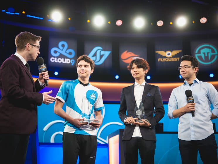 Contractz receiving his Rookie of the Split award alongside his coach Bok “Reapered” Han-gyu. (Riot Games/lolesports)