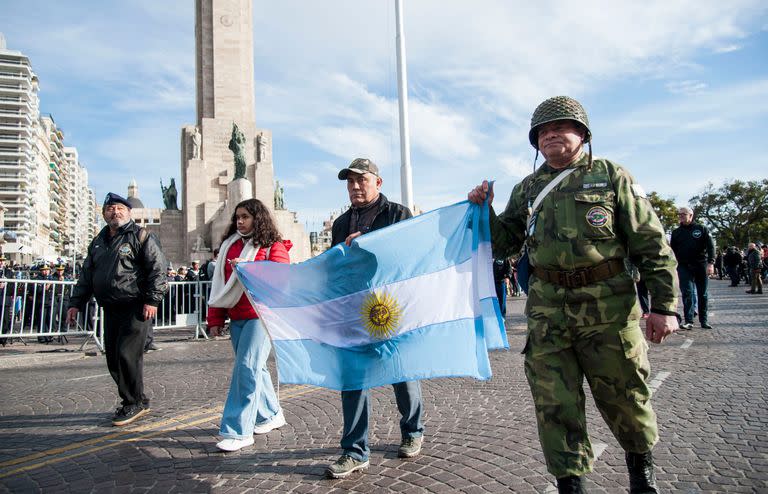 En Rosario, los actos por el Día de la Bandera fueron a pura emoción con la presencia de excombatientes de Malvinas